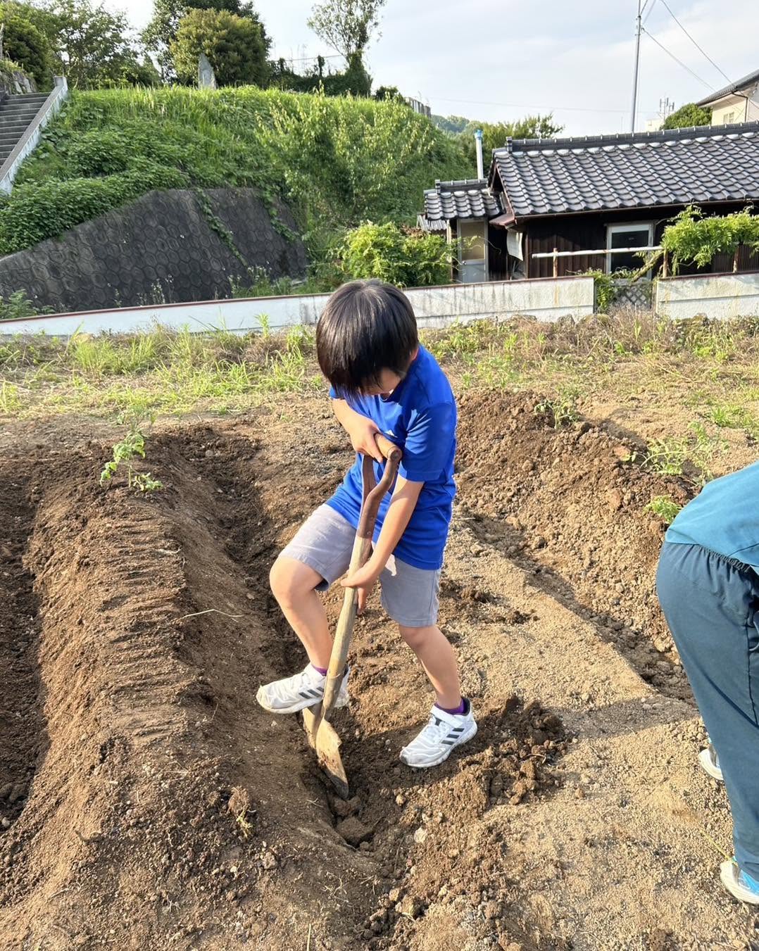 放課後等デイサービス ガラパゴス 農業体験 土づくり